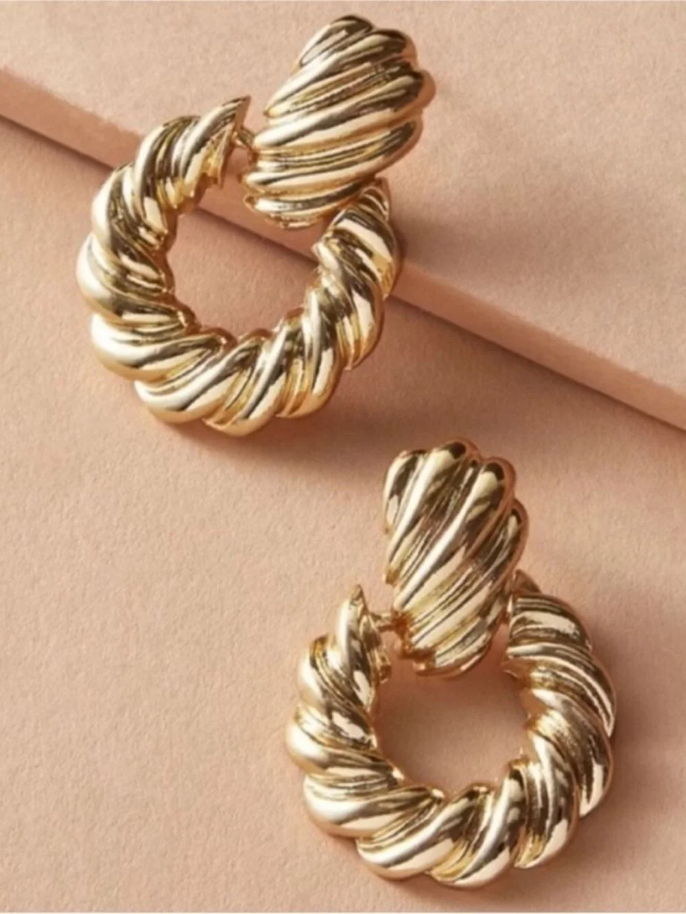 New! Gold Twist Circlet Earrings (1019) NWOT